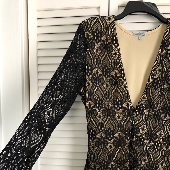 ❌[SOLD]❌ NEVER BEEN WORN- deep lace v-neck - Picture 2 of 4